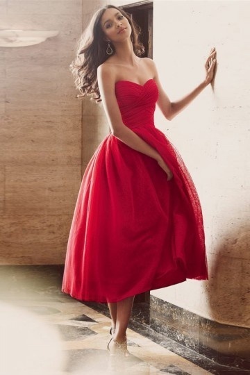 Elégante robe rouge mi-longue bustier cœur ligne A 